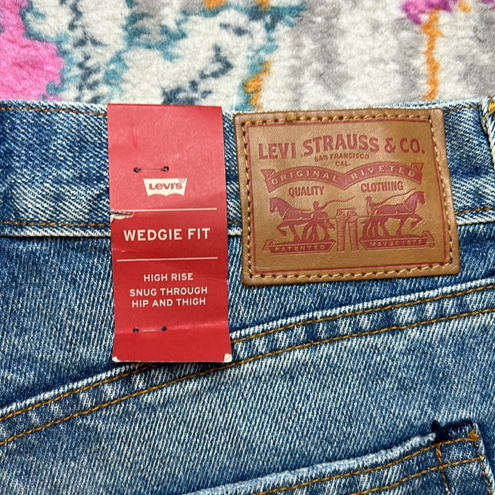 Levis High Rise Wedgie Fit Jean Shorts NWT Size 28 - Picture 10 of 16